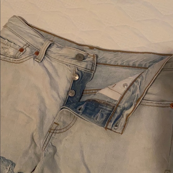 Light wash Levi’s shorts - Picture 2 of 3